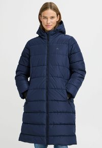 Marineblauer gepolsterter Mantel mit Kapuze, ausgestattet mit einem Reißverschluss vorne und Seitentaschen. Hergestellt aus glattem Material mit gesteppten Abschnitten.