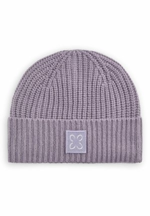 Bonnet en tricot violet clair avec revers plié, orné d'un petit patch carré avec un logo floral blanc au centre.