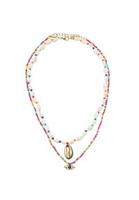 Kolorowy naszyjnik z koralików składający się z dwóch nici; jedna zawiera białe muszle, a druga ma wielokolorowe koraliki, ozdobiona złotą muszlą cowrie.