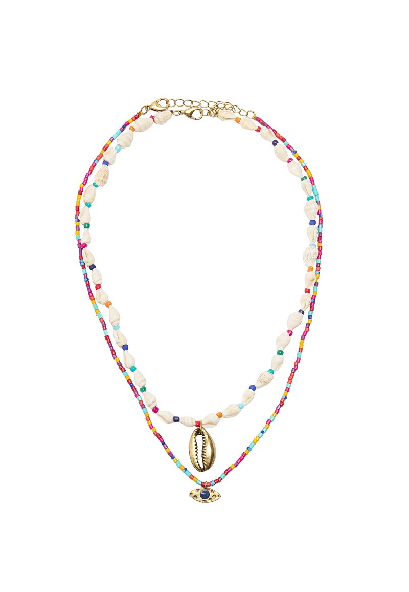Kolorowy naszyjnik z koralików składający się z dwóch nici; jedna zawiera białe muszle, a druga ma wielokolorowe koraliki, ozdobiona złotą muszlą cowrie.