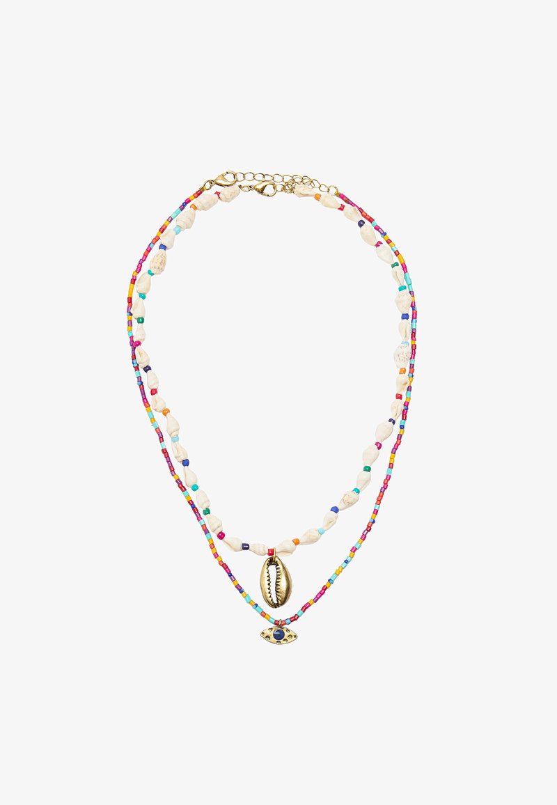 Kolorowy naszyjnik z koralików składający się z dwóch nici; jedna zawiera białe muszle, a druga ma wielokolorowe koraliki, ozdobiona złotą muszlą cowrie.