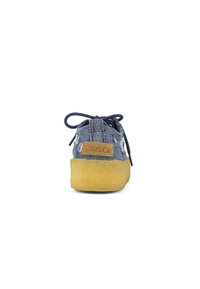 Denim skor med en blå ovandel, rund tå och bruna detaljer. Inkluderar en texturerad gummisula och snörning med två mörkblå snör.