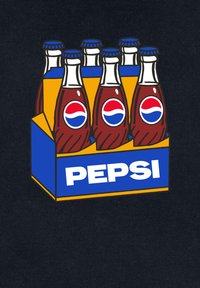Sei bottiglie di vetro con liquido rosso e logo Pepsi in un cartone blu e arancione etichettato "Pepsi" su uno sfondo nero.