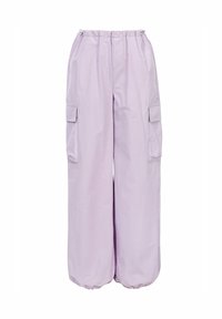 Lichtpaarse wijde cargo-broek met een elastische tailleband, twee zijzakken en twee grote zijcargo-zakken. Gladde textuur.
