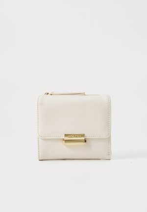 Compact cream wallet met een textuur oppervlak, een gouden sluiting en een rits. Heeft een eenvoudig, rechthoekig ontwerp en ingetogen branding.