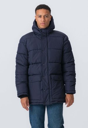 Marine pufferjakke med hætte, quiltet design, trykknaplukninger og frontlommer. Materialet ser tykt og isoleret ud for at holde varmen.