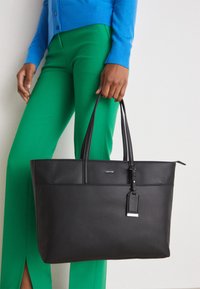 Calvin Klein MUST SHOPPER - Shopping Bag - black
