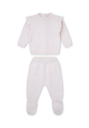 Conjunto de bebé tejido suave en rosa, con jersey de manga larga con hombros con volantes y pantalones a juego con pies.