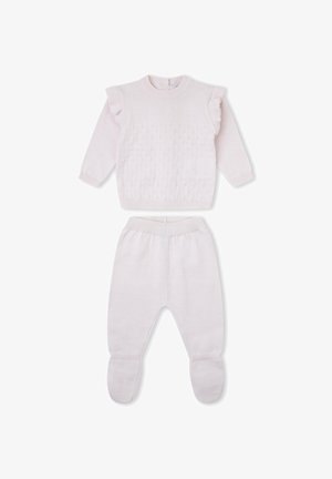 Conjunto de bebé tejido suave en rosa, con jersey de manga larga con hombros con volantes y pantalones a juego con pies.