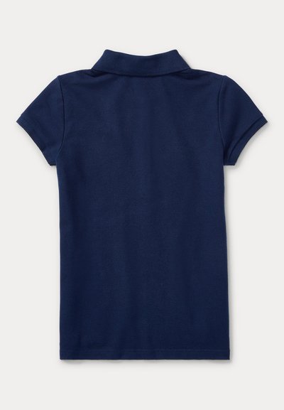 Tamsiai mėlyna trumpomis rankovėmis polo marškinėliai su sulankstytu apykakle, matomi iš nugaros ant vienodo šviesaus fono.