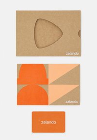 Trois cartes-cadeaux Zalando : deux en carton avec des formes géométriques dans des tons orange, et une plus petite carte orange unie avec du texte blanc.