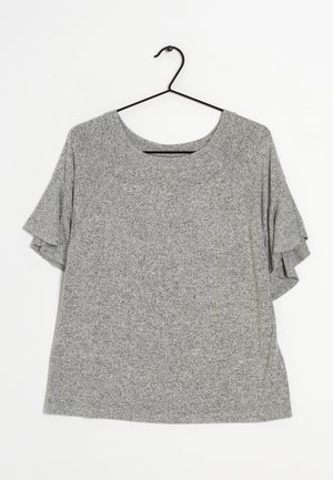 Top grigio a maniche corte con scollatura rotonda, caratterizzato da dettagli arricciati sulle maniche e un tessuto morbido e textured. Appeso a un gancio nero.