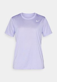 Camiseta deportiva de manga corta en color lila, hecha de tela ligera, con cuello redondo y pequeño logo blanco de Nike en el hombro izquierdo.