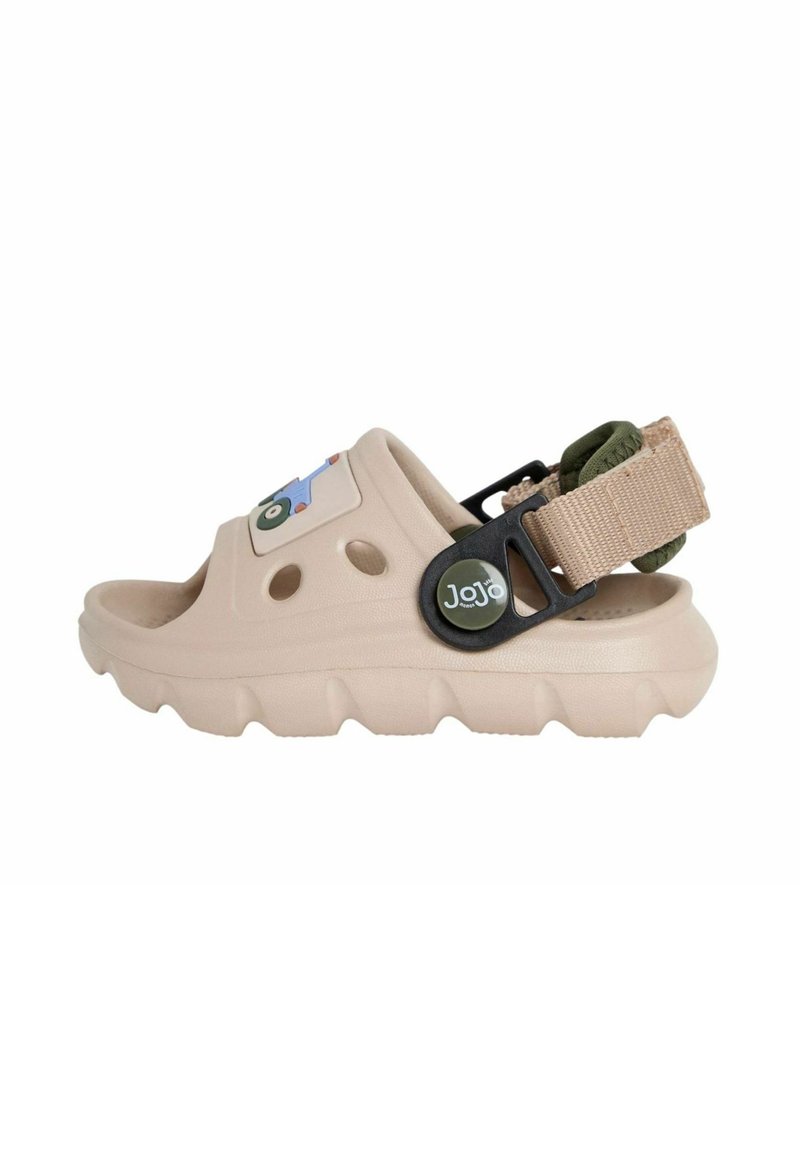 Bežna plastična sandal s ventilacijskim otvorima, podesivim zelenim remenom, crnim metalnim dijelovima i dekorativnom naljepnicom s plavim i zelenim uzorkom.