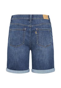 Vue arrière d'un short en denim bleu avec ourlets retroussés, deux poches arrière, passants pour ceinture, et un patch en cuir de marque sur la ceinture.