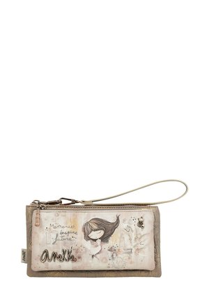 Cartera de muñeca en marrón y beige con cierre de cremallera, que presenta un frente estampado y un diseño de dibujos animados. Incluye un charm decorativo y una correa para la muñeca.