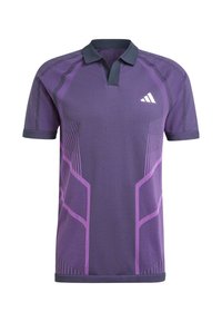 Camisa polo morada con un cuello oscuro. Presenta patrones geométricos en tonos más oscuros de morado y un logotipo blanco en el pecho.