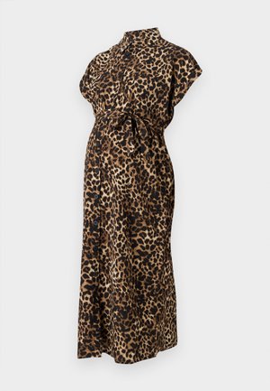 Vestido de maternidad con estampado de leopardo en tejido ligero, que presenta un cuello con solapa, mangas cortas, cintura ajustada con lazo y cierre de botones en la parte delantera.