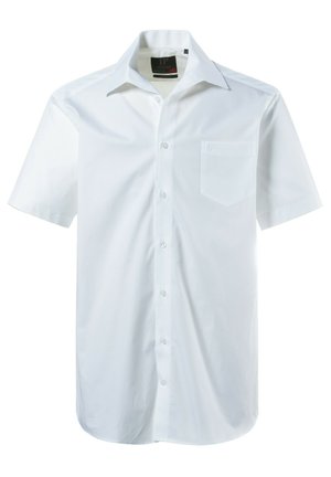 Camisa blanca de botones de manga corta hecha de algodón. Presenta un cuello con puntas, un bolsillo frontal y un cierre de seis botones. Textura suave.