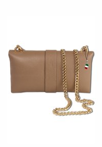 Sac à main en cuir tan avec une forme structurée, doté d'une chaîne en or et d'une étiquette décorative avec des accents verts, blancs et rouges.