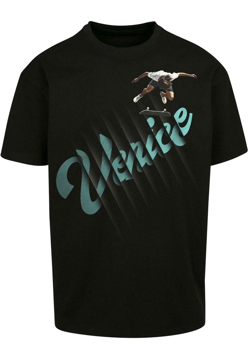 Sort bomulds t-shirt med et grafisk motiv af en skater og teksten "Venice" i teal. Designet inkluderer diagonale striber og en afslappet pasform.