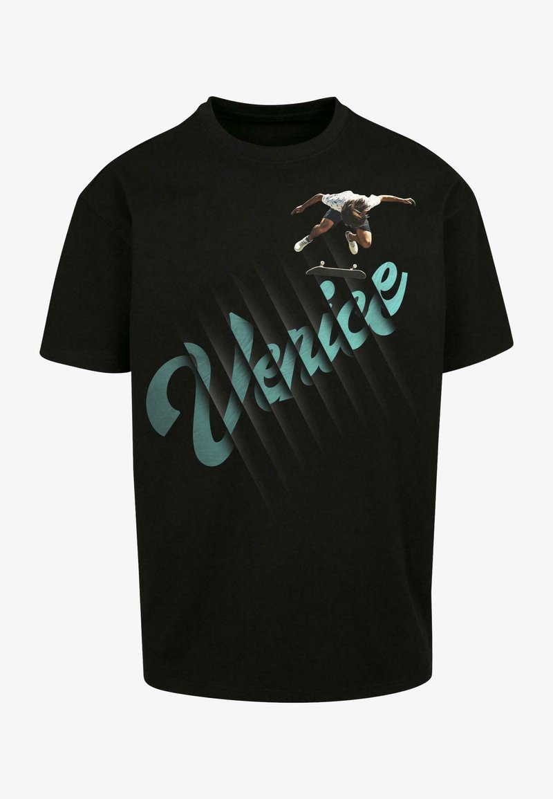Crna pamučna majica s grafikom skateboardera i natpisom "Venice" u tirkiznoj boji. Dizajn uključuje dijagonalne pruge i opušten kroj.