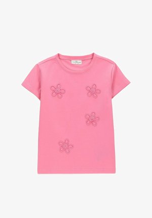 Różowy t-shirt z krótkim rękawem, z okrągłym dekoltem i czterema haftowanymi kwiatowymi wzorami z przodu.