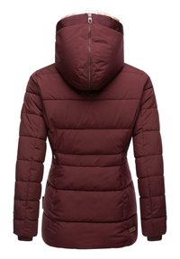Bordový pufkový kabát s prešívaným dizajnom, s kapucňou z kožušiny, predným zipsom a elastickými manžetami. Obsahuje bočné vrecká a logom na leme.