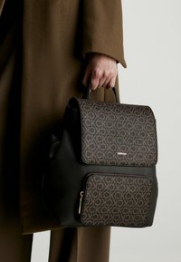 Guess ZALINA MINI TOP HANDLE FLAP - Sac à main - black logo/noir