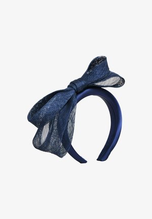 Navy kék hajpánt selyemfényű, nagy, áttetsző masnival, amely textúrázott hálós anyagból készült, réteges hatást keltve.