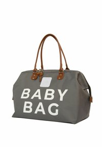 Grå stof babytaske med store hvide bogstaver. Har brune læderremme og -detaljer, lynlåslukning og rektangulær form.