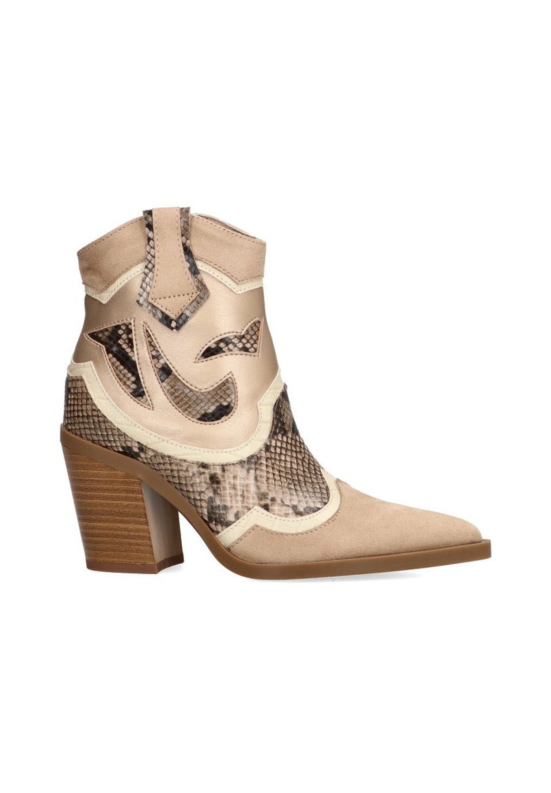 Botas de cowboy color caramelo con acentos de patrón de piel de serpiente, punta afilada y tacón de madera grueso. Presentan una textura de ante y diseños recortados.