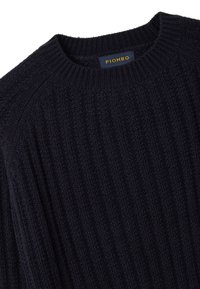 Marineblauer Strickpullover mit gerippter Struktur. Rundhalsausschnitt und Etikett mit der Aufschrift "PIOMBO" in Gelb. Weicher Stoff, leichtes Erscheinungsbild.