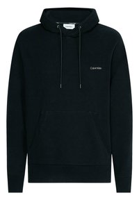 Sudadera de algodón negra con un bolsillo frontal tipo canguro, capucha ajustable con cordones y un sutil logo bordado en el pecho. Textura suave.