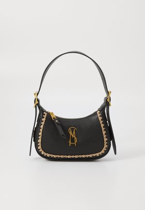 Mustro mustnahkane käekott tekstuuriga pinnaga, kuldse logoga, dekoratiivsete kuldsete õmblustega servas ja kaardus rihmaga.