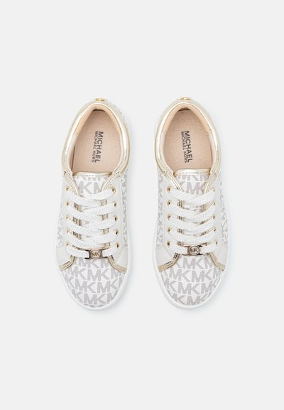 Vita sneakers med ett mönstrat ovandel med "MK"-logotyper, guld accenter och vita snören. Slät material med en rundad tådesign.