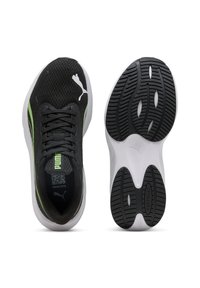 Scarpe sportive nere con parte superiore in rete, dettagli verdi e suola in gomma texturizzata. Presentano lacci e un logo prominente sul lato.