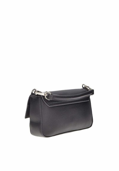 Borsa a tracolla nera in pelle texture con forma rettangolare slim, dotata di una tracolla rimovibile e dettagli in metallo argentato.