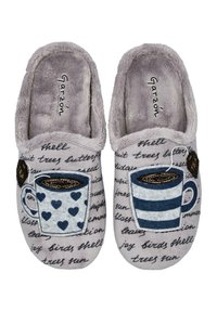 Zapatillas de casa de felpa gris con diseños bordados de tazas de café, corazones y rayas. Material suave con un forro interior texturizado.