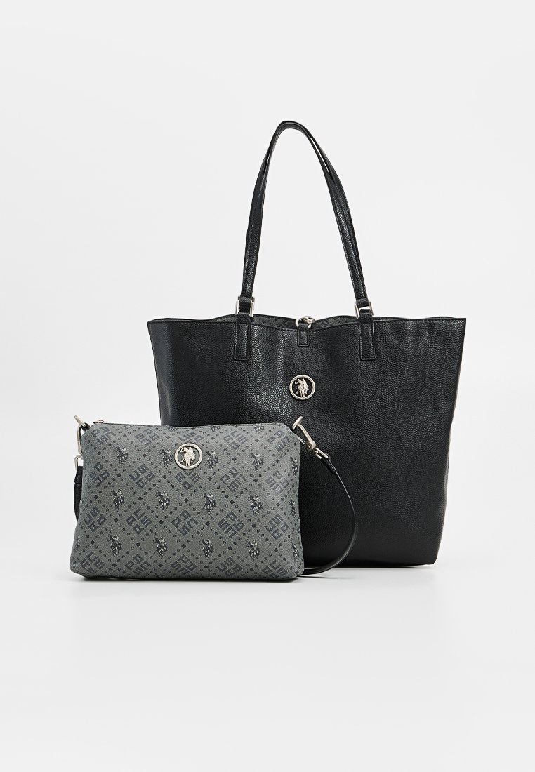 Schwarze Ledertasche mit doppelten Griffen und strukturiertem Finish. Begleitet von einem kleineren dunkelgrauen Beutel mit dezentem Muster und Reißverschluss.