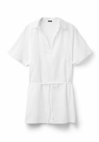 Vestido camisero de lino blanco con mangas cortas, escote en V y cinturón de lazo en la cintura. Presenta un corte relajado y una textura suave.