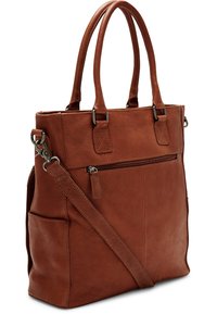 Sac fourre-tout en cuir marron avec deux poignées supérieures, bandoulière amovible, poche zippée à l'avant, texture douce et détails de couture minimaux.