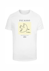 Hvid bomulds t-shirt med en sort stregtegning af en due på en gul baggrund, med teksten "PICASSO FREDENS DUE 1949 A.P.O.H."