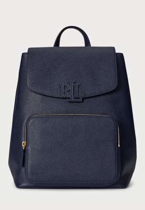 Marineblaue Leder-Rucksack mit einer strukturierten Oberfläche, Klappenverschluss, Logo-Akzent und einer vorderen Reißverschlusstasche. Verfügt über einen oberen Tragegriff.