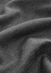 Grauer Stoff mit einer weichen, glatten Textur; leicht dehnbar, mit subtilen Farbvariationen und einem gleichmäßigen, gewebten Muster.