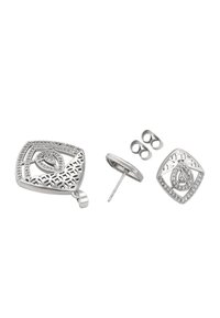 Pandantiv în formă de lacrimă argintie și cercei tip studs asortați, cu modele tăiate intricate și cristale mici încorporate, pe fundal alb.