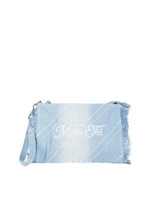 Pochette in denim azzurro chiaro con cuciture diagonali bianche, bordi sfrangiati, cinturino per il polso e "Marc Ellis" ricamato in bianco sul davanti.