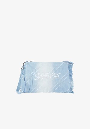 Pochette in denim azzurro chiaro con cuciture diagonali bianche, bordi sfrangiati, cinturino per il polso e "Marc Ellis" ricamato in bianco sul davanti.