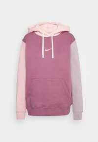 Lila och rosa färgblockerad hoodie gjord av mjukt material, med en framficka, huva och en gul Nike-logotyp på bröstet.