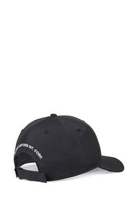 Schwarze Baseballmütze mit gebogenem Schirm, sechs Paneelen und verstellbarem Riemen. Auf der Rückseite ist der gestickte Text "ADAMS UNIFORM INT. CORP." zu lesen.